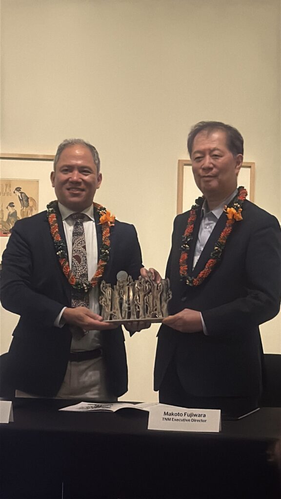 ホノルル美術館から東京国立博物館に贈られたサトル・アベさんの作品を手にする両館長