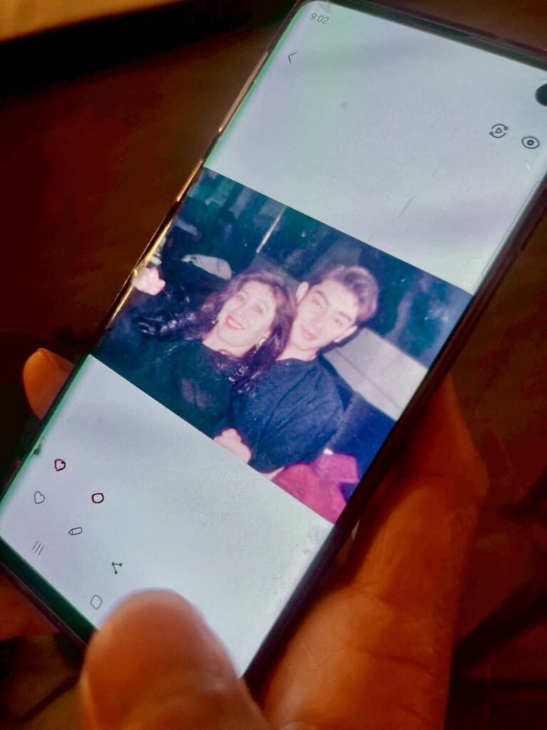 スマートフォンに映る出会った頃の田場裕也さんと山田美加子さん