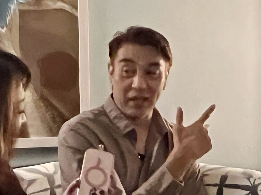 インタビューで語る田場裕也さん