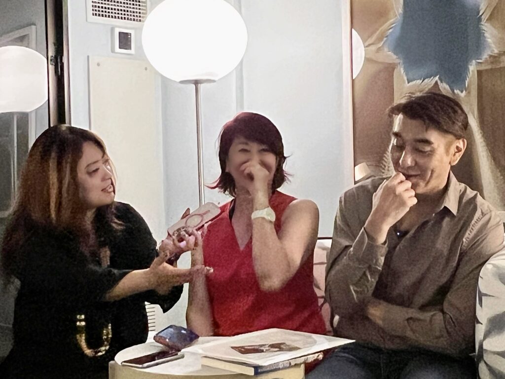 笑い合う山田美加子さんと田場裕也さん