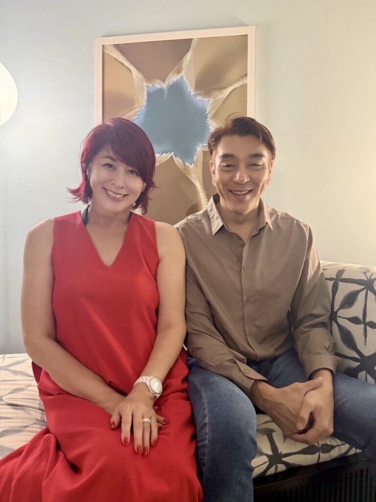 ソファに並んで座る山田美加子さんと田場裕也さん