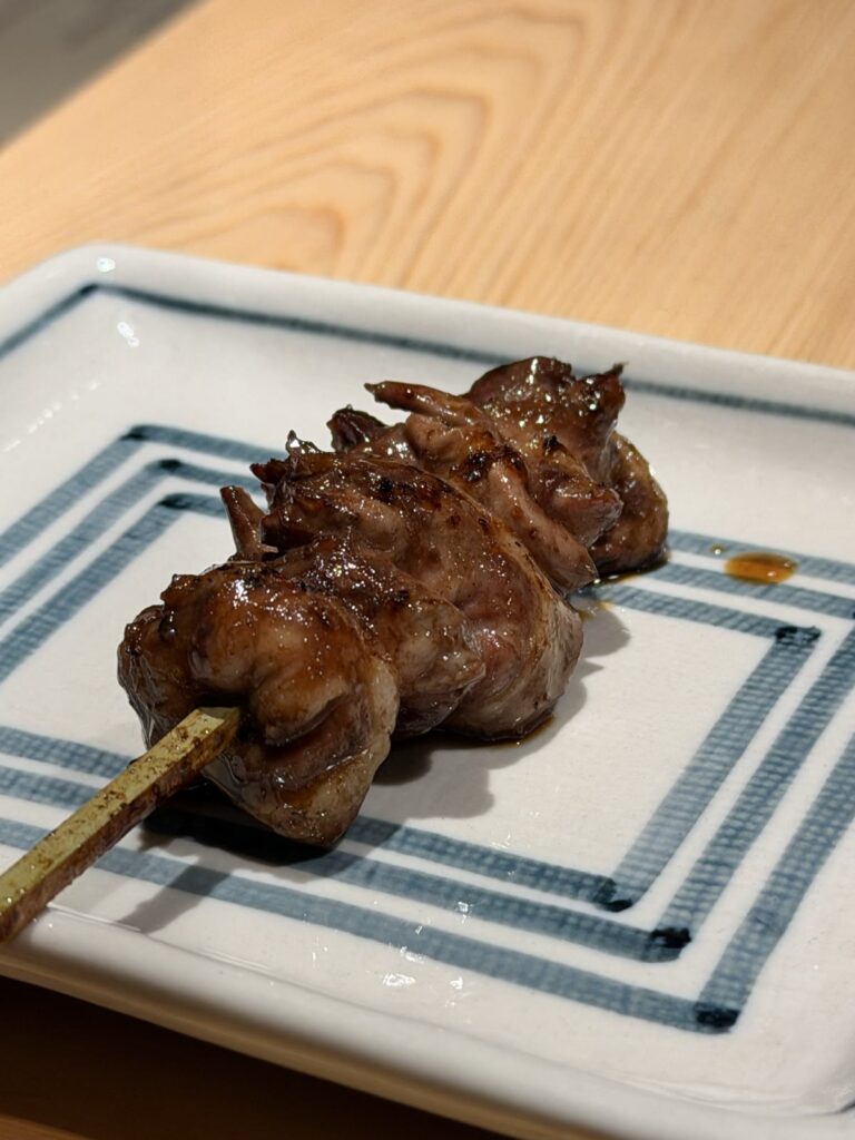 タレで焼いたハツモトの串