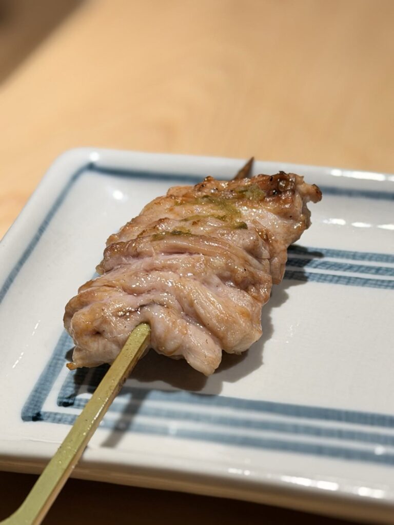 柚子胡椒を添えたせせりの串